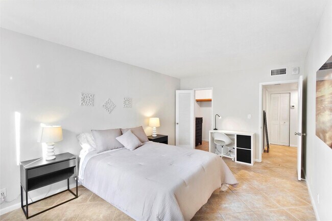 Building Photo - 251 S Cypress Rd