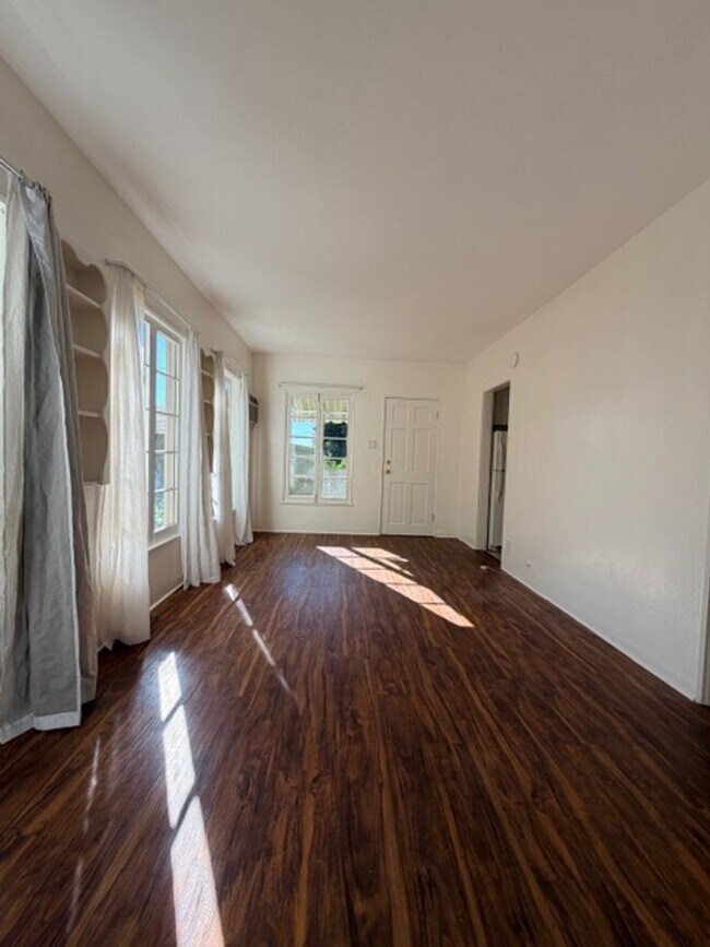 Building Photo - 251ivy