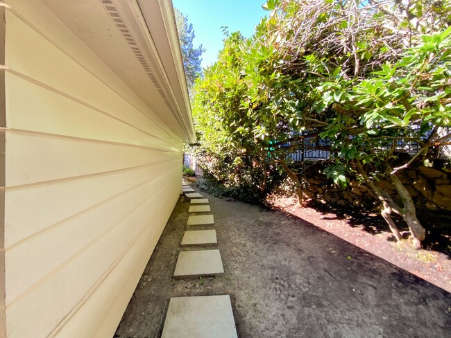 Building Photo - Charming Single Family Home in Multnomah