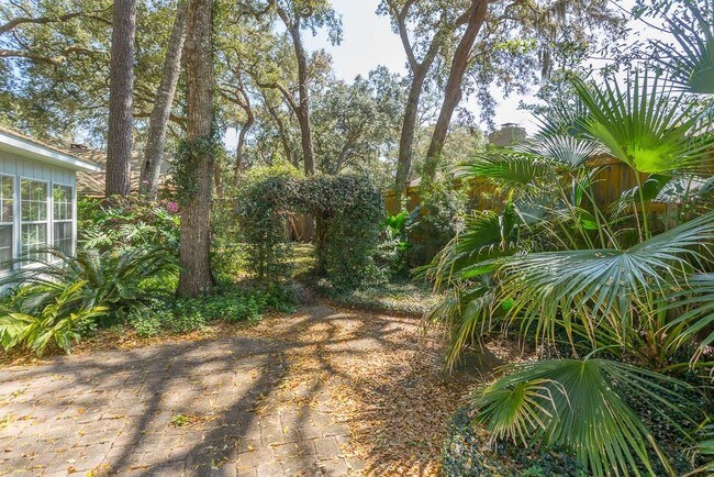 Building Photo - 303 Reynoso Ave