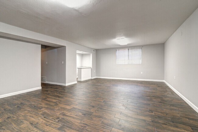 Building Photo - HUGE House In Tempe Close to ASU