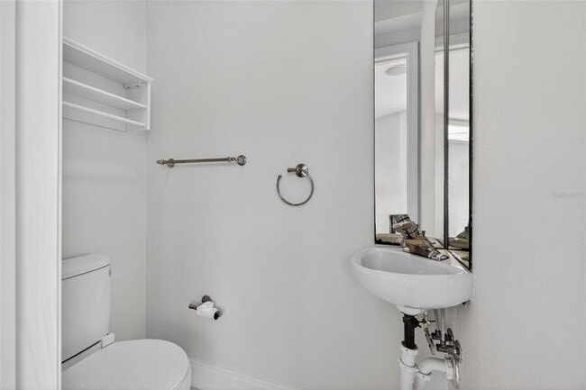 Building Photo - 922 N Shore Dr NE