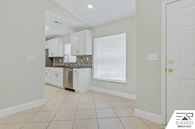 Building Photo - LIKE NEW 3/2/2 IN THE HEART OF PALM COAST