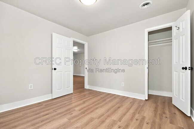 Building Photo - 1605 Pineview Rd