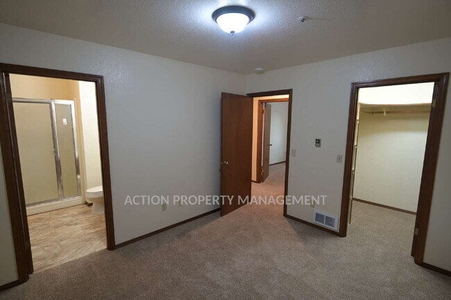 Building Photo - 2 bed 2 bath 1 car garage duplex in Sequim