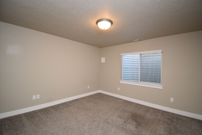 Building Photo - Charming 4 bed Sandy Home, with HOA in Fantastic Location!!!