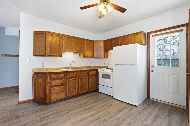 Building Photo - 315 Woronoco Rd