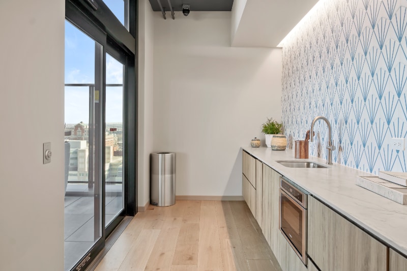 Building Photo - 528 S Damen Ave