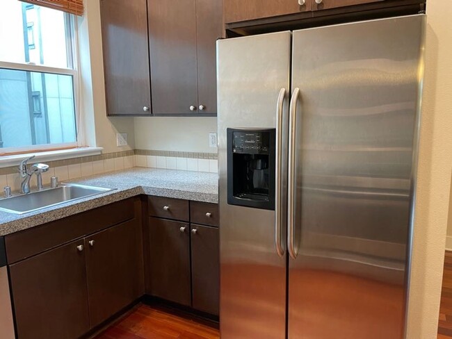 Building Photo - Light and Bright Greenwood Townhouse