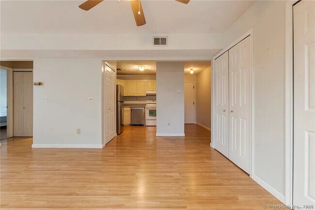 Building Photo - 612 Twin Circle Dr