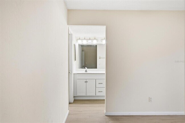 Building Photo - 41 Hembury Ln