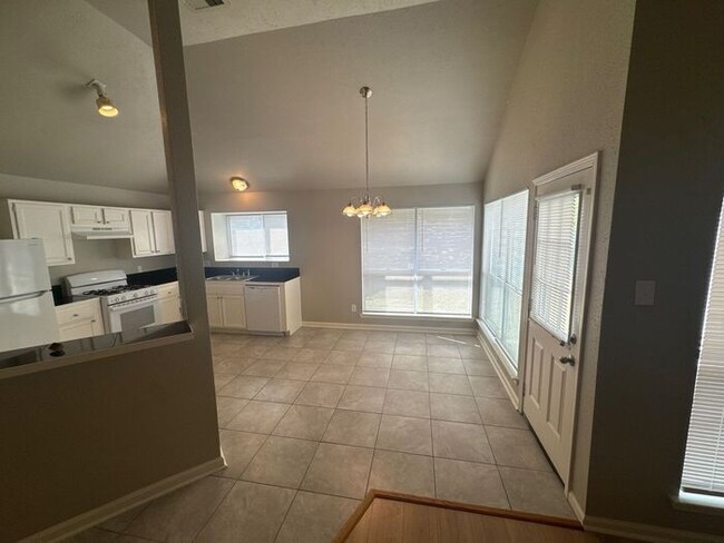 Building Photo - 2038 Woodland Hills Dr