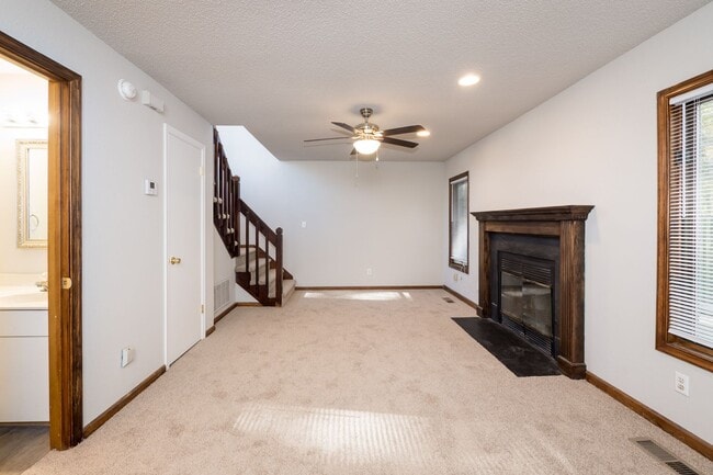 Building Photo - 2 bedroom 1.5 bath Duplex Close to the Beach