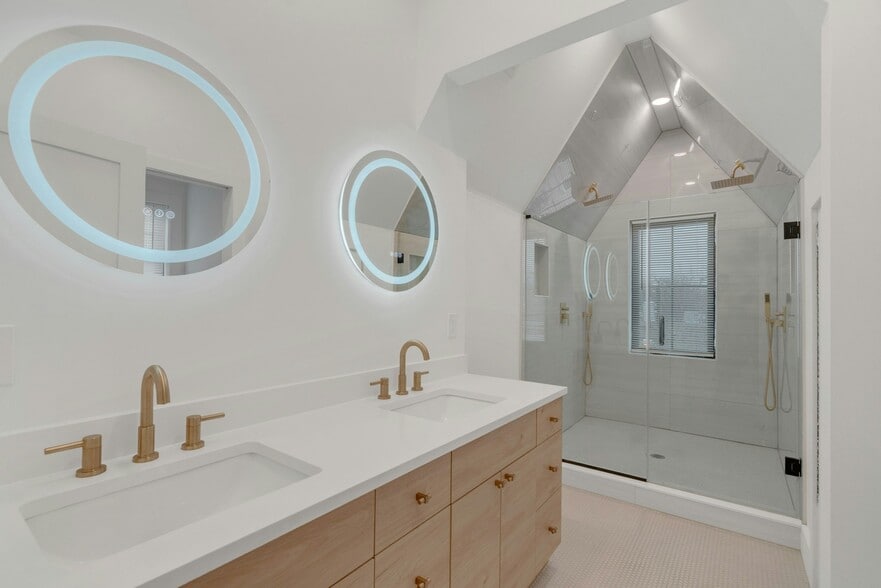 Building Photo - 71 Mission St