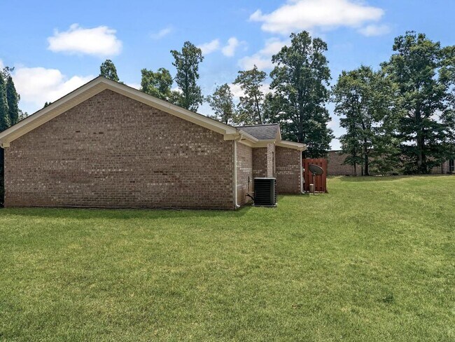 Building Photo - 1963 Hilldale Dr