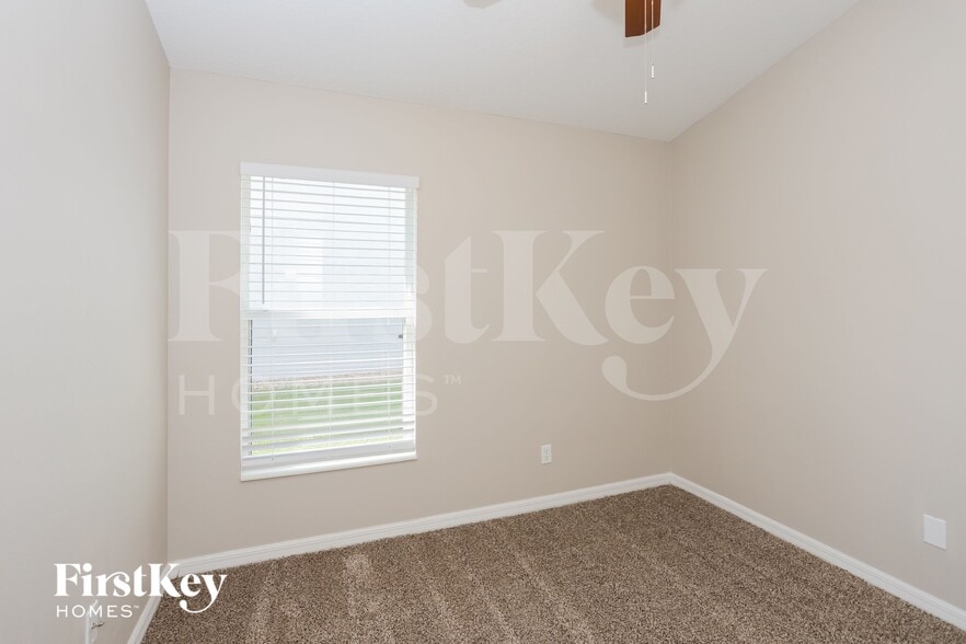 Building Photo - 15206 Searobbin Dr