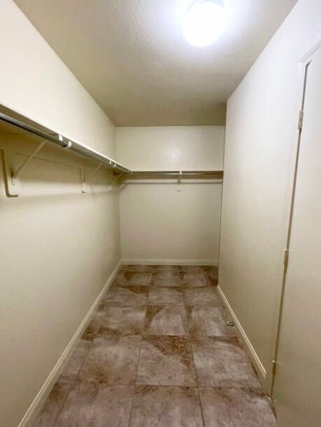 Building Photo - MOVE-IN READY 3BR/2BA SINGLE FAMILY HOME I...