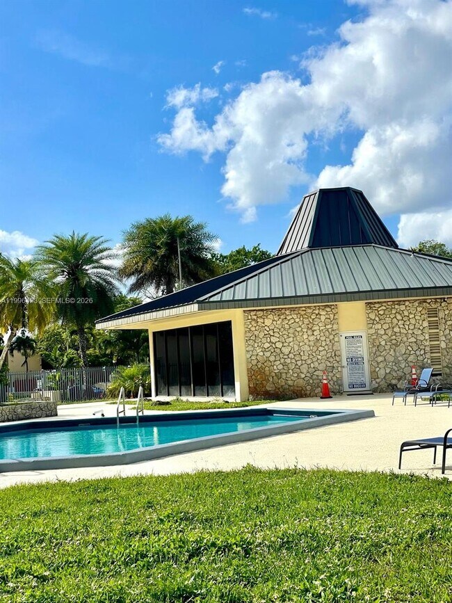 Building Photo - 8423 SW 137th Ave