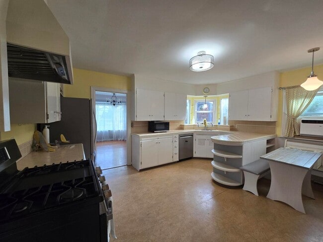 Building Photo - 4 Bedroom, 2 Bathroom House!