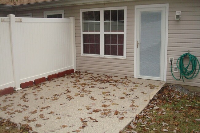 Building Photo - 425 Reavis Ave