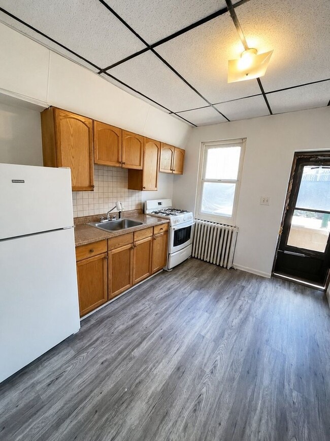 Building Photo - Bright 2BR Port Richmond Row Home with Large Living Space & Basement Storage