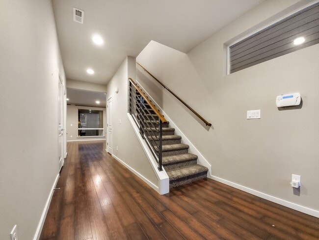 Building Photo - Luxury 2-Story house in private Cul de Sac