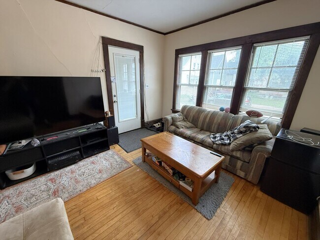 Building Photo - 1325 St James Ct