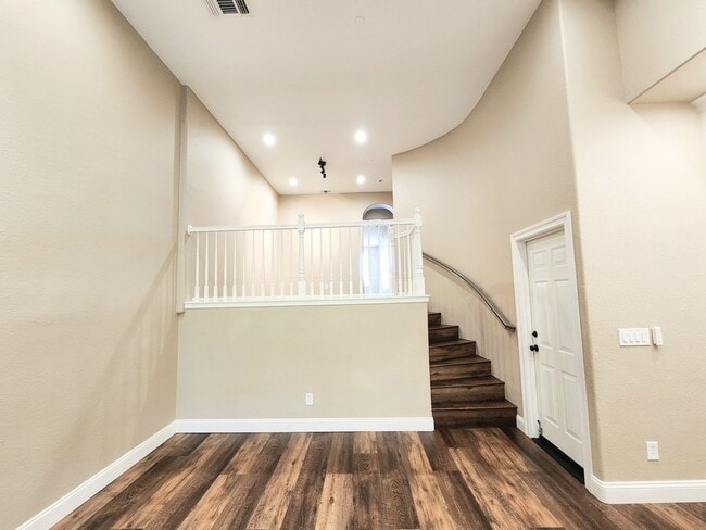 Building Photo - Spacious Townhouse in San Mateo