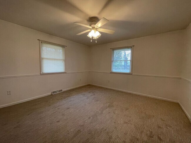 Building Photo - Three Bedroom Home in Richland