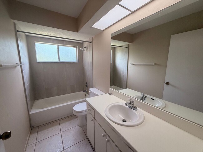 Building Photo - Great 3/2 Ready to rent!