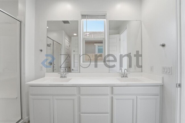 Building Photo - 9219 W Sells Dr