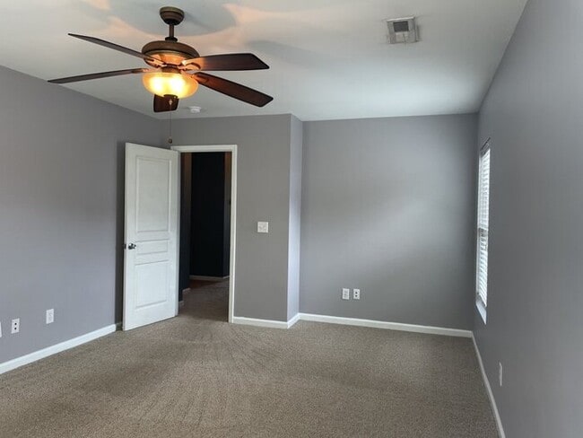 Building Photo - 8806 Shadowglen Dr