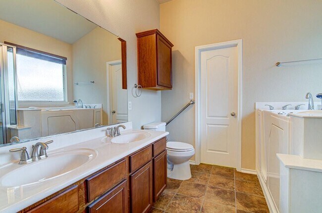 Building Photo - 1808 McClannahan Dr