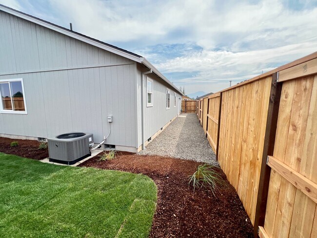 Building Photo - 2827 Orrin Dr