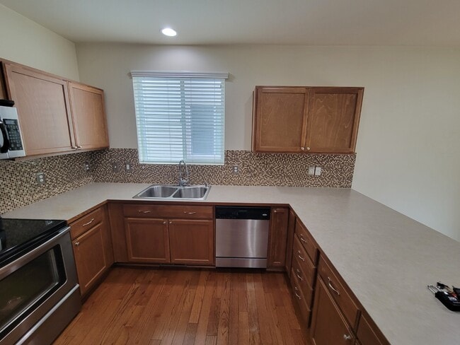 Building Photo - Spacious & Stylish 3-Bedroom Home in a Desirable Neighborhood!