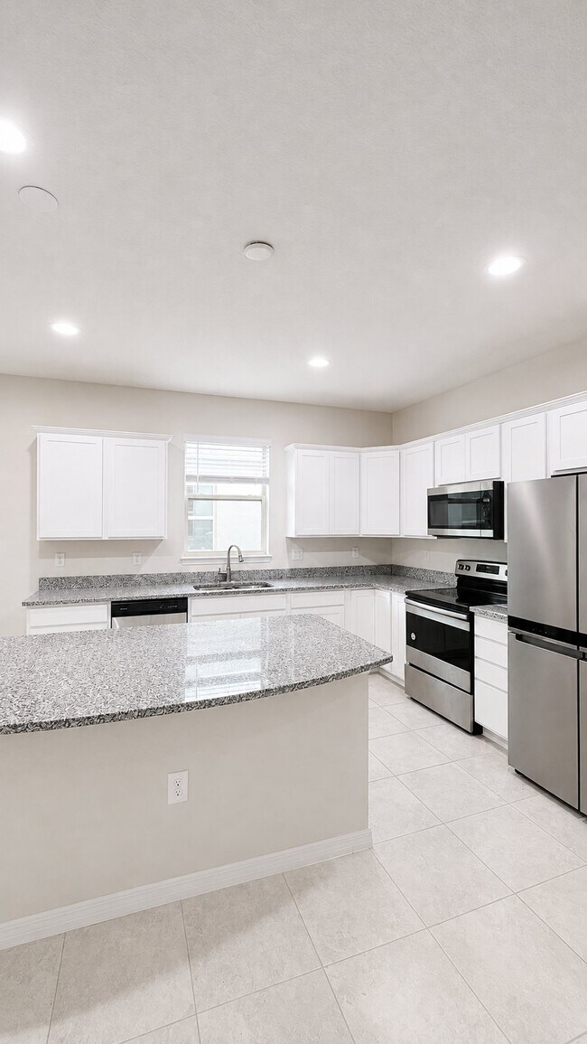 Building Photo - 2634 E Lake Pointe Dr
