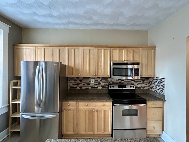 Building Photo - 3020 Colonial Ave