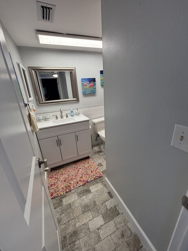 Building Photo - 4750 Cove Cir