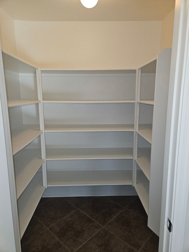 Building Photo - This spacious  4 bed 2.5 bath house -Blue Horizon Subdivision