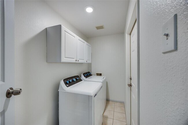 Building Photo - 8803 Westover Club Dr