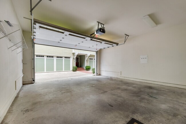 Building Photo - 2604 Thomas Ave