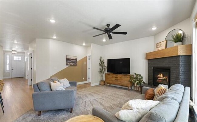 Building Photo - 4 Bedroom Home - Meridian