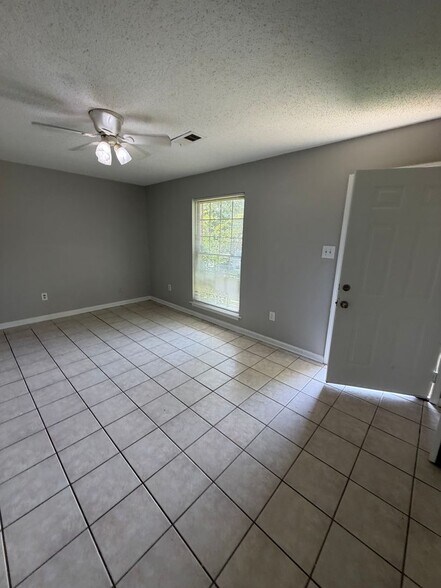 Building Photo - 5596 Karen Dr