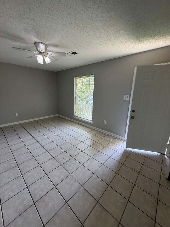 Building Photo - 5596 Karen Dr