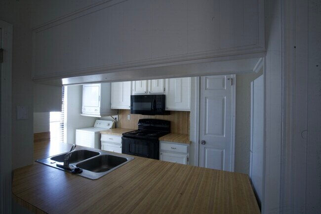 Building Photo - 2255b Donna Dr