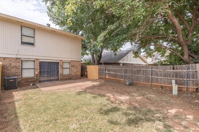 Building Photo - Beautiful 2BD/2.5 BTH Home Right off of NW Expressway and Shopping Areas