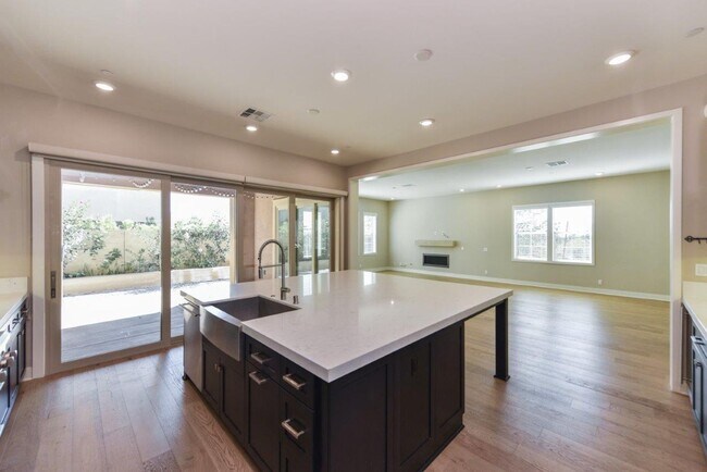 Building Photo - 4bd/4.5ba Single Family House w/ VIEW Gate...