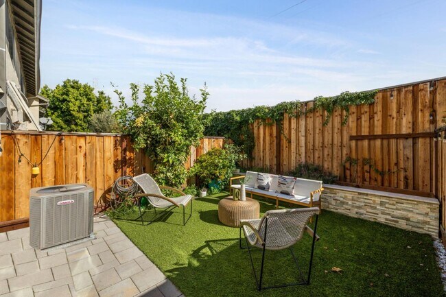 Building Photo - 646 S Ahwanee Terrace