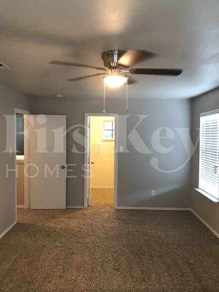 Building Photo - 10631 S Shaenridge