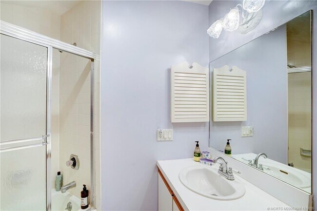 Building Photo - 233 NE Edgewater Dr